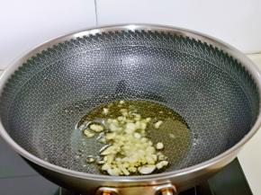 起油锅，加入蒜炒香。