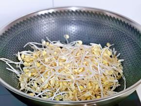加入黄豆芽翻炒。