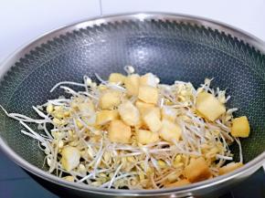 再加入油泡翻炒。