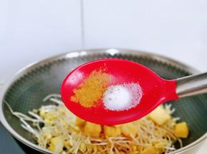 按个人口味加入盐，十三香。