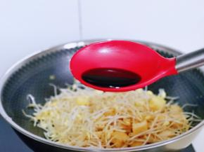 再加入生抽小火翻炒。