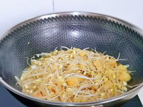 加入半小碗纯净水烧开，转小火煮3-4分钟，将豆芽焯水即可。