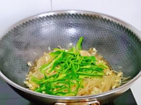 加入切好的青椒丝翻炒至青椒变软即可关火。