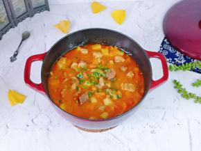 番茄炖牛腩好啦，撒上葱花，铁锅炖的这道牛腩格外香。