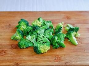 西蓝花切小朵，一颗西蓝花我用了半颗。