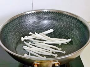 锅中加入水，再加入海鲜菇，烧开煮2分钟捞出。