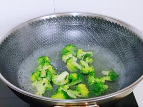 西蓝花焯水，水烧开后下西蓝花，大火煮30秒捞出过冷水。