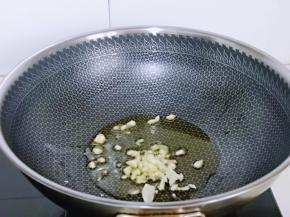 起油锅，加入蒜炒香。