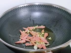 加入切好的香肠条煸炒。