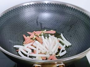 再加入焯水的海鲜菇。