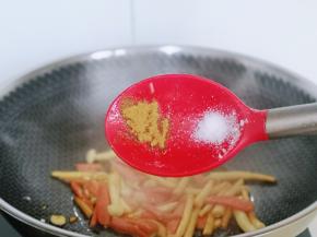 按个人口味加入盐，十三香。