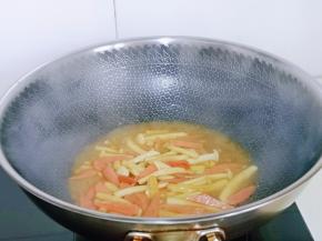 加入半小碗纯净水烧开，转小火煮2–3分钟杏鲍菇煮熟即可。