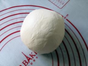 除黄油外，其它原料放入面包桶，揉至出厚膜时加入黄油，混合均匀