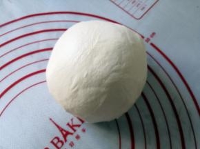 除黄油外，其它原料放入面包桶，揉至出厚膜时加入黄油，混合均匀