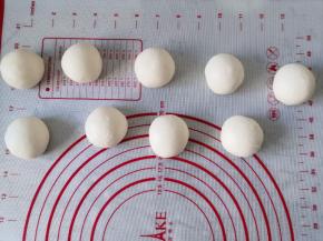 面团醒5分钟后，平均分成9份，滚圆，静置10分钟