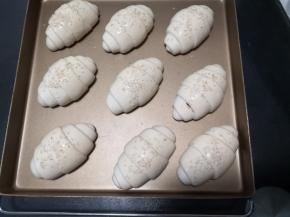 表面抹蛋液，撒白芝麻