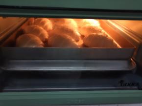 放入预热好的烤箱中下层，上下火140度，烘烤25分钟，表面上色均匀后即可出炉冷却