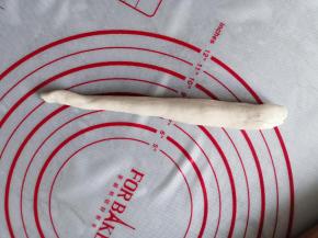 将面团搓成长水滴状