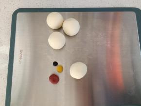 分出3个38克的白面团，再揉个1克的黑色面团，1克的黄色面团，8克的红色面团，剩余白面团备用（各颜色的面团量无需刻意按照克数揉，够用就好）