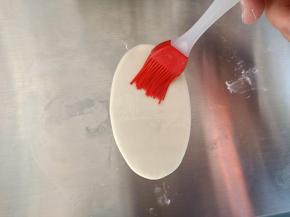 刷一层薄薄的食用油