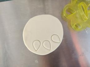 备用的白色面团擀薄片，用模具压出翅膀，没有模具直接用手搓一个水滴，压扁就可以