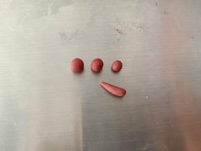 红色面团做鸡冠和胡