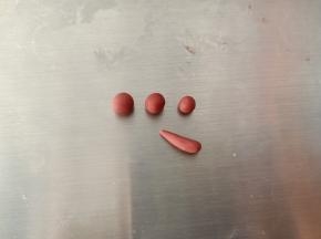 红色面团做鸡冠和胡