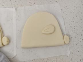 刷一点牛奶或水，将翅膀，尾巴粘到合适位置