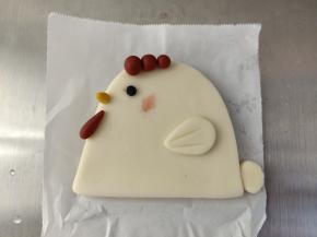 黄色面团捏个小嘴巴，黑色面团做眼睛