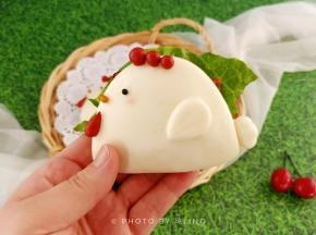 中间夹上生菜，培根，鸡蛋等喜欢的配菜