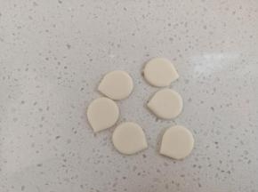白面团重新排气，擀薄 切6个水滴形，用来做耳朵