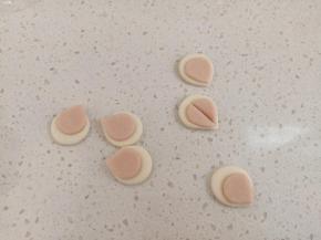 把粉色和白色刷点牛奶粘到一起。，中间用刀背压一下纹路