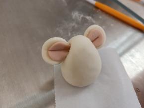 把耳朵给压进去，尽量压高一些