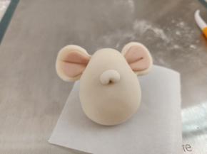 白色面团捏一个鼻子粘好，下面用牙签压一下