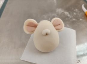 白色面团捏一个鼻子粘好，下面用牙签压一下