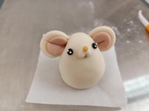 黄色面团做一个小球粘到鼻子上端，黑色面团做出眼睛，再用白色面团点缀一下，这样看起来更加萌萌哒