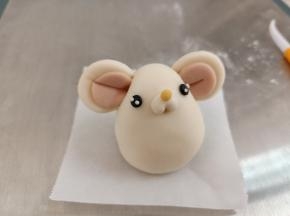 黄色面团做一个小球粘到鼻子上端，黑色面团做出眼睛，再用白色面团点缀一下，这样看起来更加萌萌哒