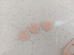 剩余粉色面团重新揉圆擀薄，压几个心形 做装饰