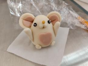 把心形面片粘到身体上，做好的胳膊 和 小脚给粘到合适位置