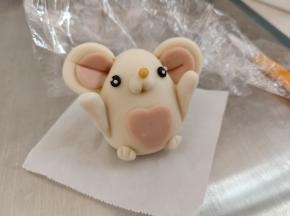 把心形面片粘到身体上，做好的胳膊 和 小脚给粘到合适位置