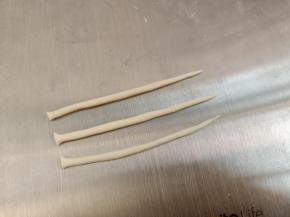 再用剩余的白色面团给搓一条尾巴