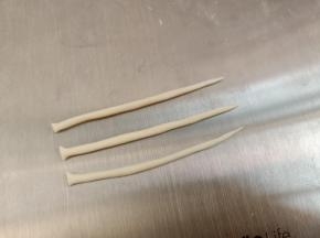 再用剩余的白色面团给搓一条尾巴