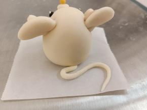 压到身体下方即可，稍微摆一下造型