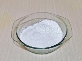 玉米淀粉与糯米粉放在器具中，用筷子混合均匀。