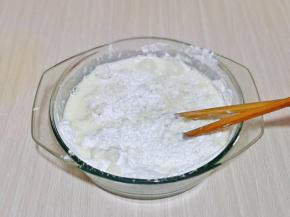 分次加入牛奶，一边加一边用筷子搅拌。