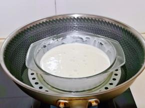 锅中加入水，器具盖上盖子隔水蒸。