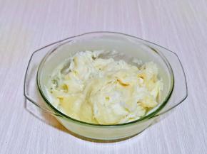 蒸了7分钟左右时取出来用筷子搅拌一次，再放回去隔水蒸熟即可，我大约蒸了15分钟左右，时间可以自己掌握。