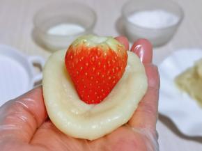 戴上食品手套取一块糯米团，用掌心压扁，放上一颗草莓，尖朝下放，虎口手法包起来就可以啦！糯米皮可以根据个人喜好来，我喜欢厚一点的，如果喜欢薄皮的可以取一小块糯米团。