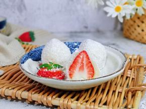 包好后放在椰蓉器具中，均匀沾满椰蓉，如果不是特别好沾的话，可以先沾牛奶再裹椰蓉。