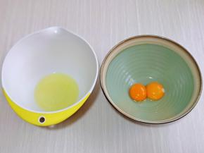 将蛋白与蛋黄分别在无油无水的器具中。